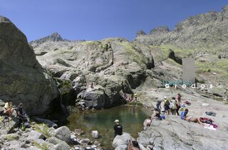 Sombra y roca en la cima en la Sierra de Gredos