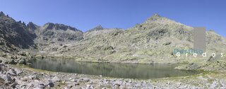 Reflejos en el lago en la Sierra de Gredos
