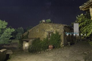 Casa de piedra en camino de tierra en la Sierra de Gredos