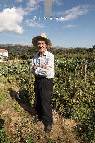Hombre en terreno de cultivo en la Sierra de Gredos