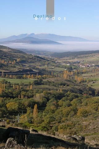 Montañas y niebla en el campo en la Sierra de Gredos