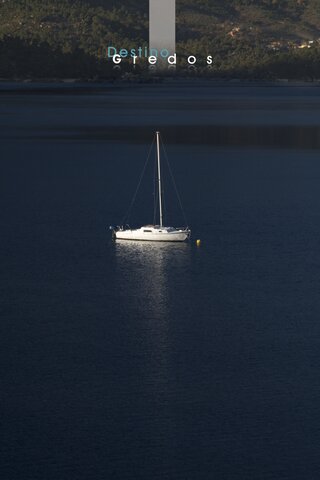 Barco a vela en el agua en la Sierra de Gredos