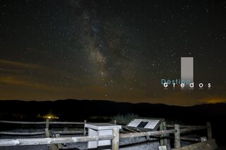 Cielo estrellado sobre montañas en la Sierra de Gredos