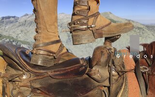 Botas de cuero sobre asiento de caballo en la Sierra de Gredos
