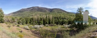 Campo tranquilo con árboles y casa en la Sierra de Gredos