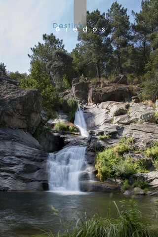 Cascada entre rocas y vegetación en la Sierra de Gredos