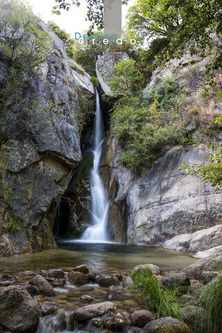 Cascada sobre rocas en la Sierra de Gredos