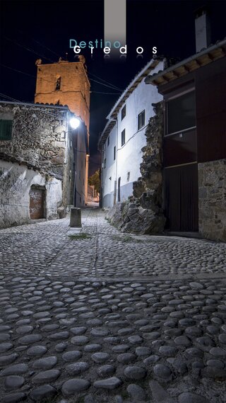 Calzada de piedra en un pueblo en la Sierra de Gredos