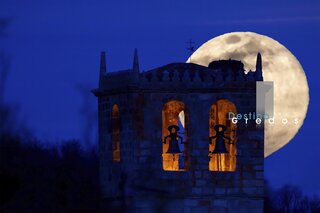 Torre de piedra bajo el cielo en la Sierra de Gredos